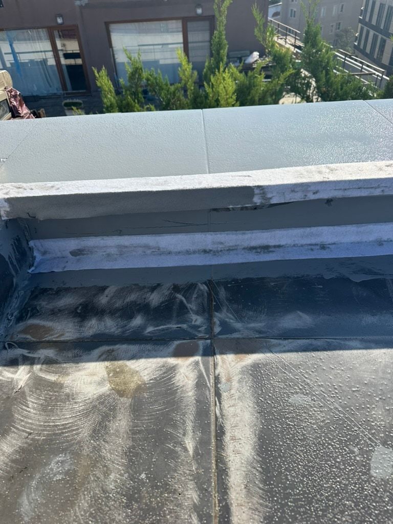Parapet ile teras zemininin birleşim yeri, yakından.