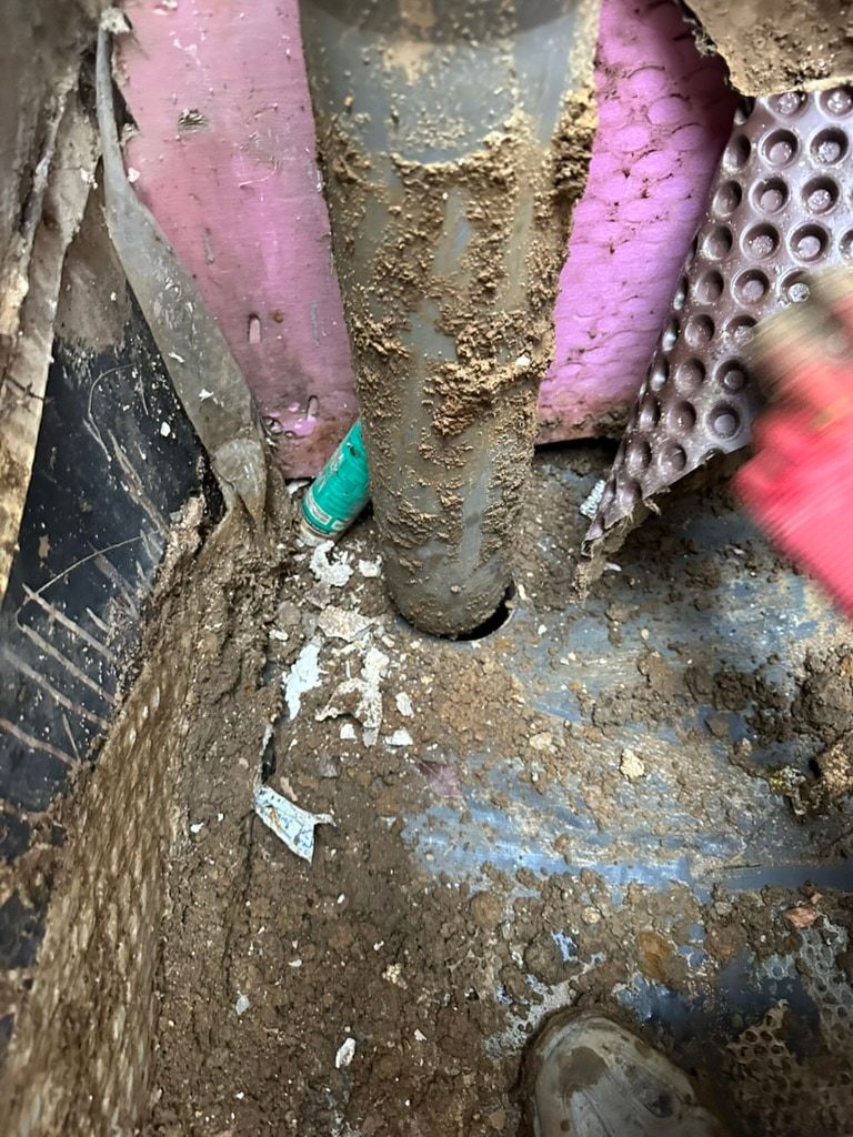 Kat bahçesinin altında izolasyon katmanları ve döşemeden geçen bir boru.