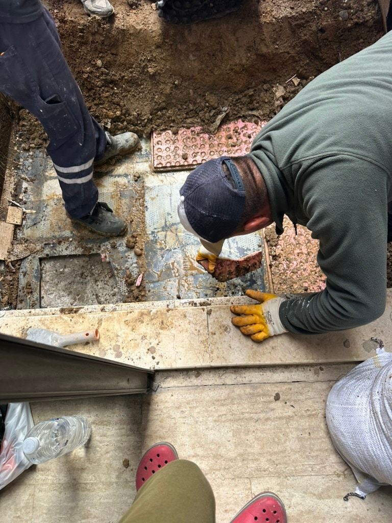 Usta, kat bahçesinde toprağın altındaki katmanları açıyor.