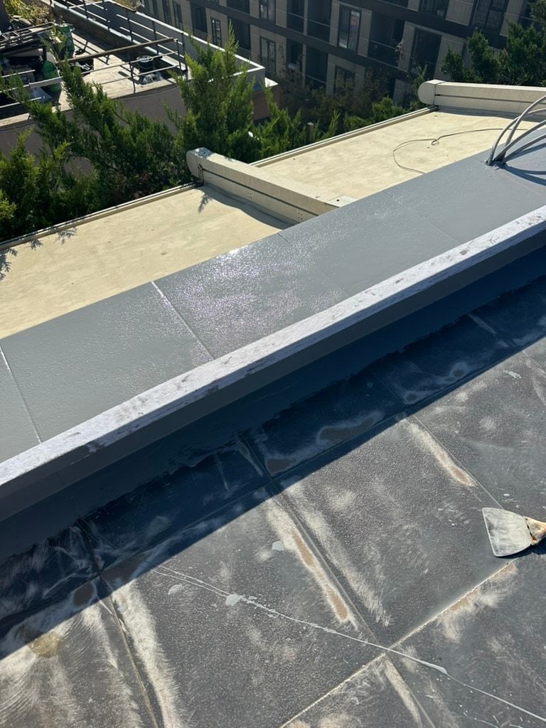 Parapet dibi ve teras yüzeyi, izolasyon uygulaması sırasında.