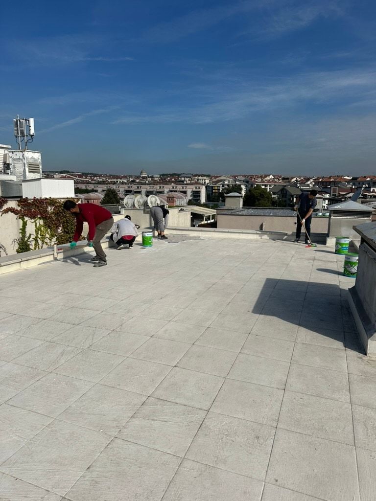 Ekip, geniş bir terasta izolasyon öncesi yüzeyi hazırlıyor.